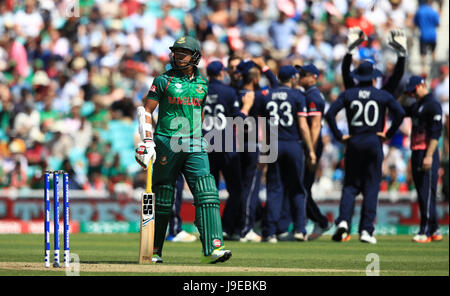 Bangladesh Soumya Sarkar passeggiate fuori dopo essere stati catturati fuori dall'Inghilterra del Jonny Bairstow, colpiti da Ben Stokes durante l'ICC Champions Trophy, Gruppo a corrispondere al ovale, Londra. Foto Stock