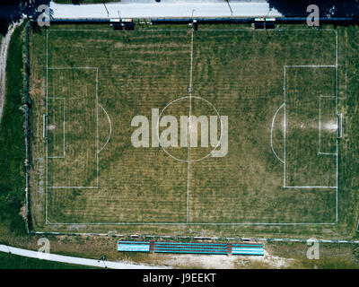 Vista aerea del real soccer pitch, vista dall'alto del calcio campo sportivo in drone pov Foto Stock