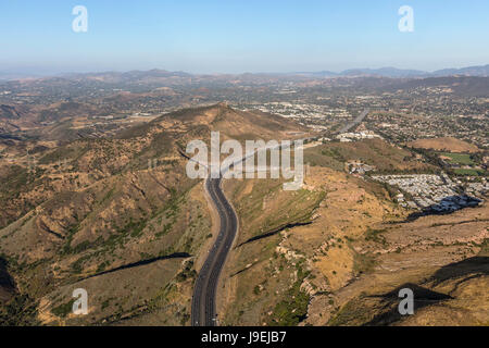 Vista aerea della Ventura Superstrada 101 entrando in Newbury Park e Thousand Oaks, California. Foto Stock