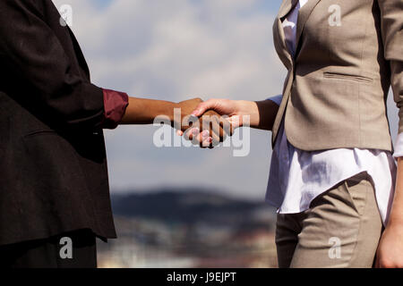 Immagine ravvicinata di scuotere le mani. Due imprenditrici stringono le mani con ogni altro dopo il buon affare. Foto Stock