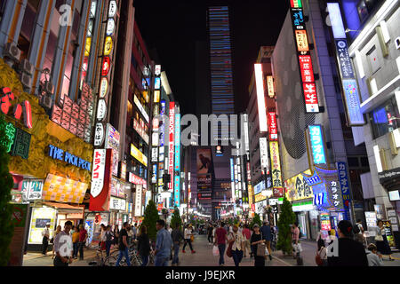 SHINJUKU - 28 Maggio: giapponese e i turisti dello shopping a piedi alla stazione di Shinjuku (grande intrattenimento, business e shopping area intorno alla Stazione di Shinjuku) a maggio Foto Stock