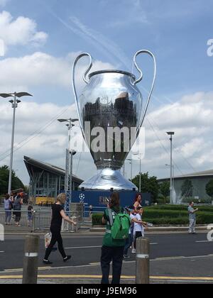 Champions League Cup, modello enorme statua che si trova nella Baia di Cardiff per il 2017 final che si svolge a Cardiff. Foto Stock