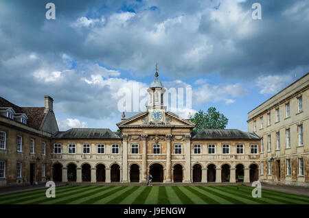 Il Clocktower e corte anteriore a Emmanuel College, parte dell'Università di Cambridge, UK. Il collegio è stato fondato nel 1584. Architetto: Wren. Foto Stock