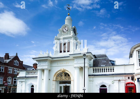 Saffron Walden Biblioteca e segni di direzione nella piazza del mercato, Saffron Walden. L'edificio era in precedenza la città Post Office & Savings Bank Foto Stock