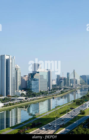 Il nuovo centro città e i grattacieli di Luis Carlos Berrini Avenue & Marginal Pinheiros nel quartiere Brooklin di Sao Paulo Foto Stock