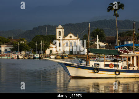 Il Brasile, Costa Verde (Costa Verde), il centro storico della città di Paraty e quays Foto Stock