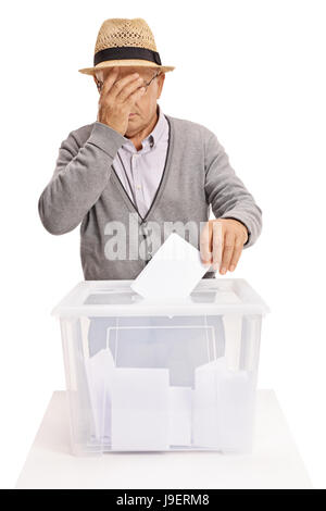 Voto Senior e tenendo la sua testa in incredulità isolati su sfondo bianco Foto Stock