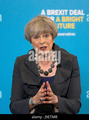 Il leader conservatore Theresa May ha tenuto un discorso alla CJ Leonard & Sons Ltd a Guisborough, mentre è sulla pista della campagna elettorale generale nel nord-est dell'Inghilterra. Foto Stock