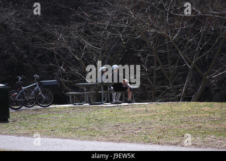In appoggio sul banco di prova dopo il giro in bici Foto Stock