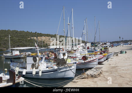 Barche da pesca a Atherinos Bay, Meganisi, Grecia Foto Stock