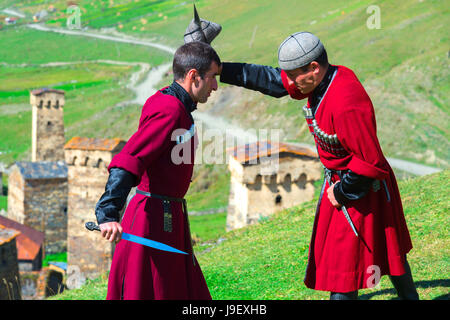 Il pugnale di spettacolo di combattimento da due uomini georgiano di un gruppo folcloristico, Ushguli, regione di Svaneti, Georgia Foto Stock