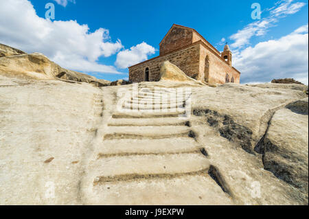 Le scale conducono al decimo secolo Christian principe della basilica, Uplistsikhe grotta città conosciuta come Signore della fortezza, Gori, Shida Kartli distretto, Georgia Foto Stock