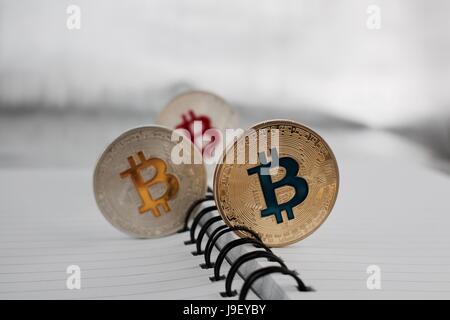 Valuta digitale argento fisico color oro e monete bitcoin. Foto Stock