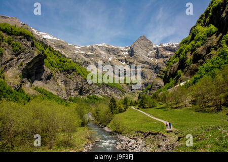 Fiume Giffre e picchi di montagna a Sixt Fer a cheval vicino Samoens. Haute Savoie. Francia Foto Stock