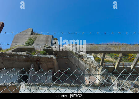 Resti di Summerland edificio in Douglas, Isola di Man dietro al filo spinato Foto Stock