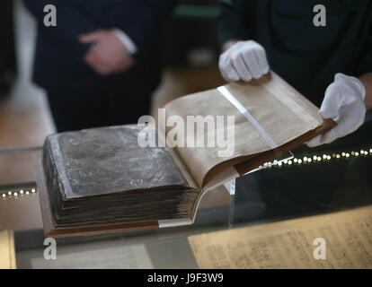 Uno dei manoscritti irlandesi di età altomedievale sono visualizzate a loro scoprimento nella sala lunga, vecchia libreria del Trinity College di Dublino. Foto Stock