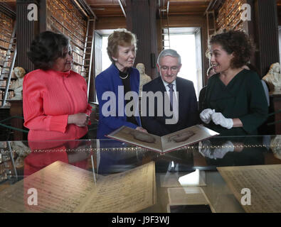 (Da sinistra a destra) College, Archivista e Bibliotecario Helen Shenton, Dr Mary Robinson Cancelliere dell'Università di Dublino Trinity College, Bank of America Merrill Lynch Paese Executive per l Irlanda Peter Keegan e Conservatist Clodagh Neligan vista manoscritti irlandese dall'Alto Medioevo a loro scoprimento nella sala lunga, vecchia libreria del Trinity College di Dublino. Foto Stock