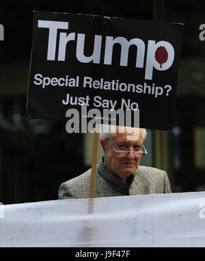 I manifestanti al di fuori dell'Ambasciata americana a Londra centrale davanti a noi il presidente Donald Trump's annuncio su se tira fuori dell'accordo di Parigi sul cambiamento climatico. Foto Stock