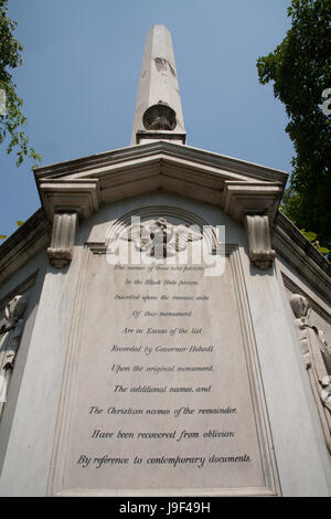 Iscrizione e monumento - il memoriale per le vittime del buco nero di calcutta chiesa di San Giovanni Evangelista, Calcutta West Bengal, India Foto Stock