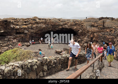 I turisti in visita alla Cueva de los Verdes, ( le grotte verde ), Lanzarote, Isole Canarie Europa Foto Stock