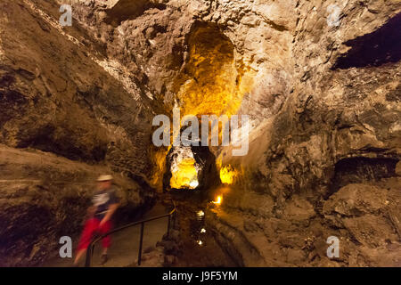 Un turista all'interno della Cueva de los Verdes ( Le grotte verde ), tunnel di lava a Lanzarote, Isole Canarie, Europa Foto Stock