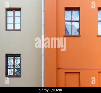 Parte delle facciate di due edifici con windows. Le pareti degli edifici sono dipinte in colori diversi. Foto Stock