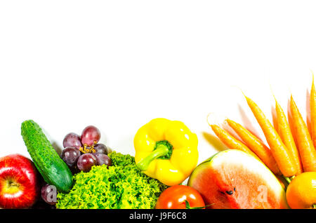 Telaio della frutta fresca e verdure su sfondo bianco Foto Stock