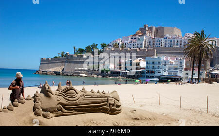 La scultura di sabbia di un mostro marino sulla spiaggia a Peniscola Foto Stock