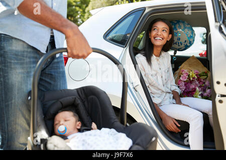 I genitori portando Neonato Home In Auto Foto Stock