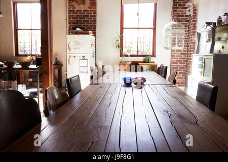 Visualizza in basso tavolo da pranzo Alto in un loft cucina sala da pranzo Camera Foto Stock