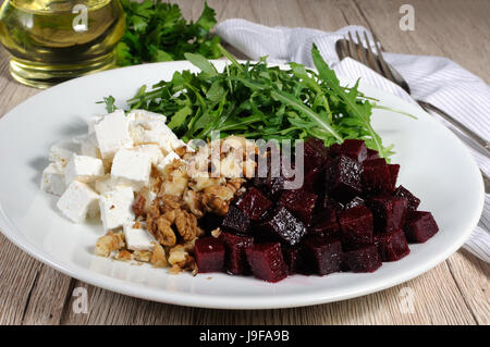 Ingredienti per la preparazione di insalata di barbabietole tostate, rucola, il formaggio feta e noci. Inquadratura orizzontale. Foto Stock