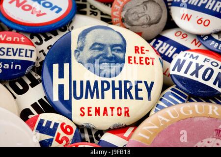 Un 1954 Re-Elect Hubert H. Humphrey Senatore Pinback pulsante sulla sommità di una pila di perno politico-pulsanti indietro Foto Stock