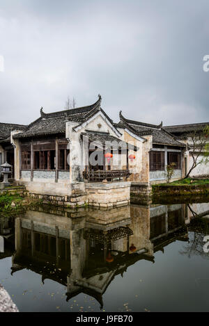 Case tradizionali, antico villaggio di Chengkan, fondato durante i tre regni periodo e disposti su fengshui principi di unificazione di yin un Foto Stock