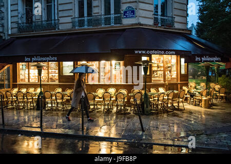 La donna a piedi sotto la pioggia Foto Stock