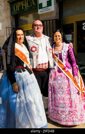 In occasione dell'annuale festival marzo Las Fallas (incendi), in onore di Maria Vergine, migliaia di Falleras e Falleros affollano le strade di Valencia, Spagna. Foto Stock