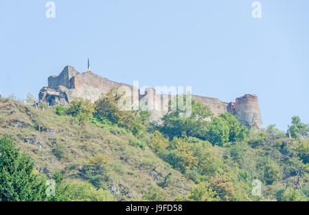 POENARI, Romania - 9 agosto 2016: il castello di Poenari, noto come Poenari cittadella, castello in rovina in Romania, collegamento di Vlad III l'Impalatore Foto Stock