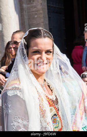 Una giovane donna vestita con il costume tradizionale delle annuali Las Fallas (incendi) la celebrazione a Valencia in Spagna. Foto Stock