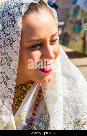 Una giovane donna vestita con il costume tradizionale delle annuali Las Fallas (incendi) la celebrazione in onore della Vergine Maria a Valencia in Spagna. Foto Stock