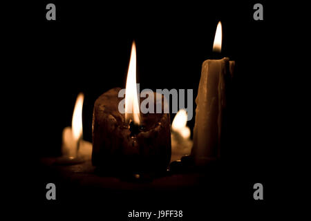 Candele lunghe bianche con candele in cemento Foto stock - Alamy