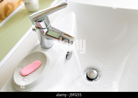 Lavorando rubinetto miscelatore in bagno closeup Foto Stock