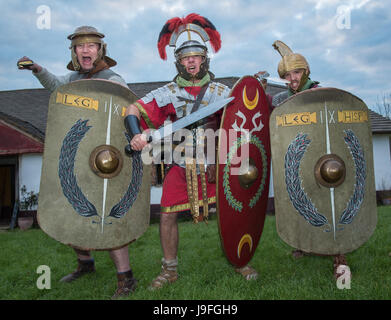 Rievocazione storica di centurione romano e soldati romani in corazza piena con spade e scudi a Butser Ancient Farm, Hampshire, Regno Unito Foto Stock