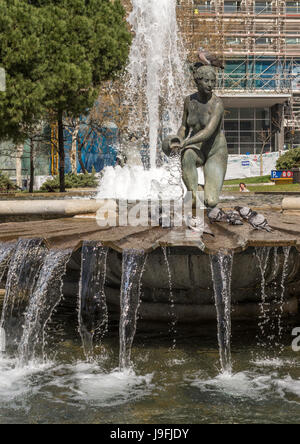 Ragazza fontana con piccioni a Madrid la mattina presto ora Foto Stock