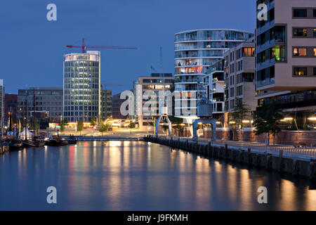 Hafencity di Amburgo durante la notte con il sandtorhafen Foto Stock