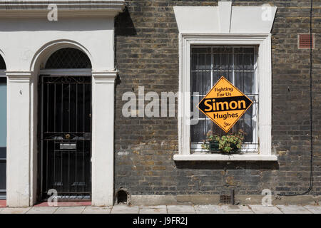 Un elezione generale sulla targhetta per il gruppo del Partito europeo dei liberali democratici candidato alle elezioni Simon Hughes, il 1° giugno 2017, a Southwark, Londra Sud, Inghilterra. Come un ex liberali democratici MP, Hughes spera di riguadagnare il suo posto nelle prossime elezioni generali dal lavoro, nella circoscrizione di Bermondsey e vecchi a Southwark. Foto Stock