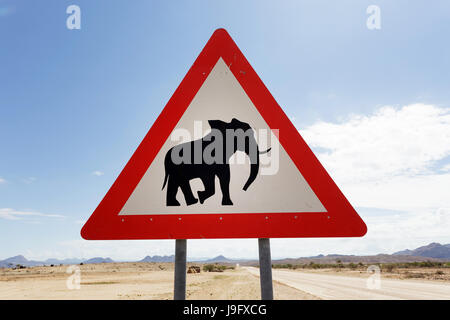 Attenzione, gli elefanti attraversando cartello stradale, Namibia. Foto Stock