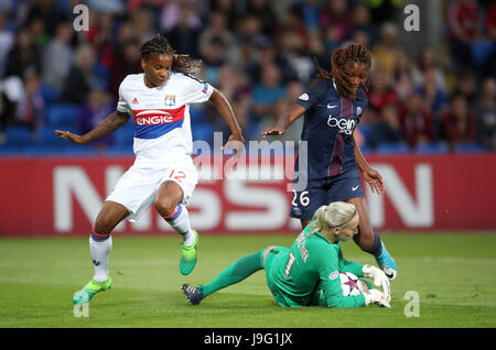 Paris Saint-Germain la grazia Geyoro collide con Paris Saint-Germain portiere Katarzyna Kiedrzynek durante il femminile UEFA per la finale di Champions League a Cardiff City Stadium. Foto Stock