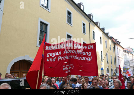 Monaco di Baviera, Germania. Dal 01 Giugno, 2017. Più di 750 persone si sono radunate davanti al ministero bavarese di istruzione a Monaco di Baviera per protestare contro le deportazioni. Diversi politici e artisti hanno aderito alla protesta. Dopo uno studente in Afghanistan è stato arrestato a Norimberga durante la scuola per essere deportated, circa 200 altri studenti hanno protestato ha tentato di fermare la deportazione. Gli ufficiali di polizia hanno attaccato pesantemente la protesta spontanious in Norimberga. Credito: Alexander Pohl/Pacific Press/Alamy Live News Foto Stock