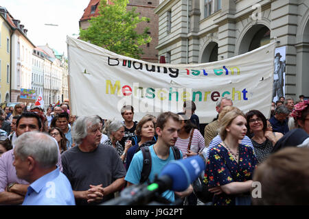 Monaco di Baviera, Germania. Dal 01 Giugno, 2017. Più di 750 persone si sono radunate davanti al ministero bavarese di istruzione a Monaco di Baviera per protestare contro le deportazioni. Diversi politici e artisti hanno aderito alla protesta. Dopo uno studente in Afghanistan è stato arrestato a Norimberga durante la scuola per essere deportated, circa 200 altri studenti hanno protestato ha tentato di fermare la deportazione. Gli ufficiali di polizia hanno attaccato pesantemente la protesta spontanious in Norimberga. Credito: Alexander Pohl/Pacific Press/Alamy Live News Foto Stock