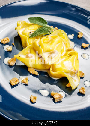 Tortelloni, tipico di Bologna in casa paste ripiene, servita con i dadi, crema di formaggio e salvia Foto Stock