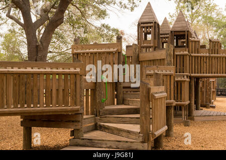 Playscape all'aperto presso un parco per bambini Foto Stock